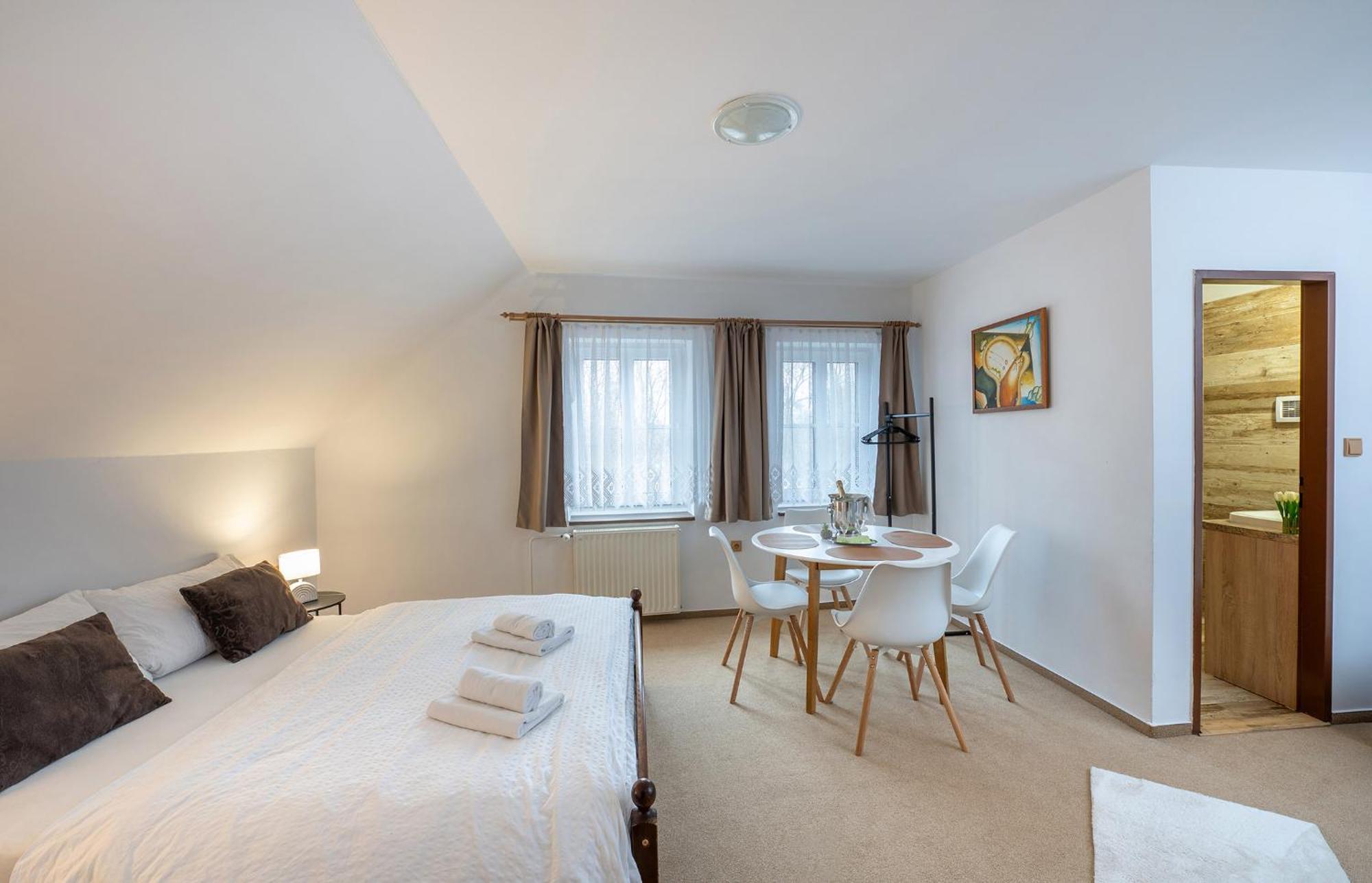 Rodinny Hotel Myslivna Тршебонь Екстер'єр фото