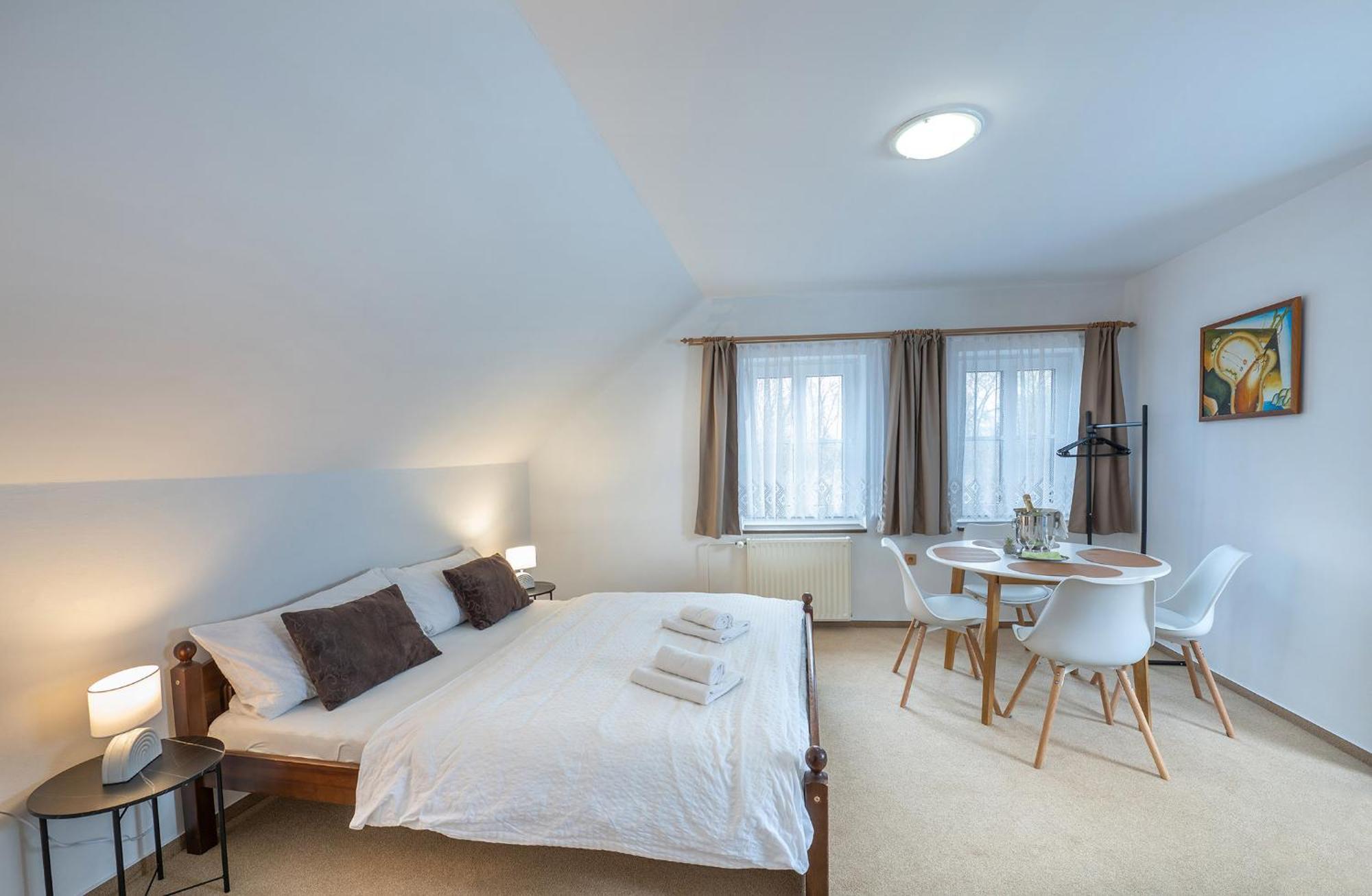 Rodinny Hotel Myslivna Тршебонь Екстер'єр фото
