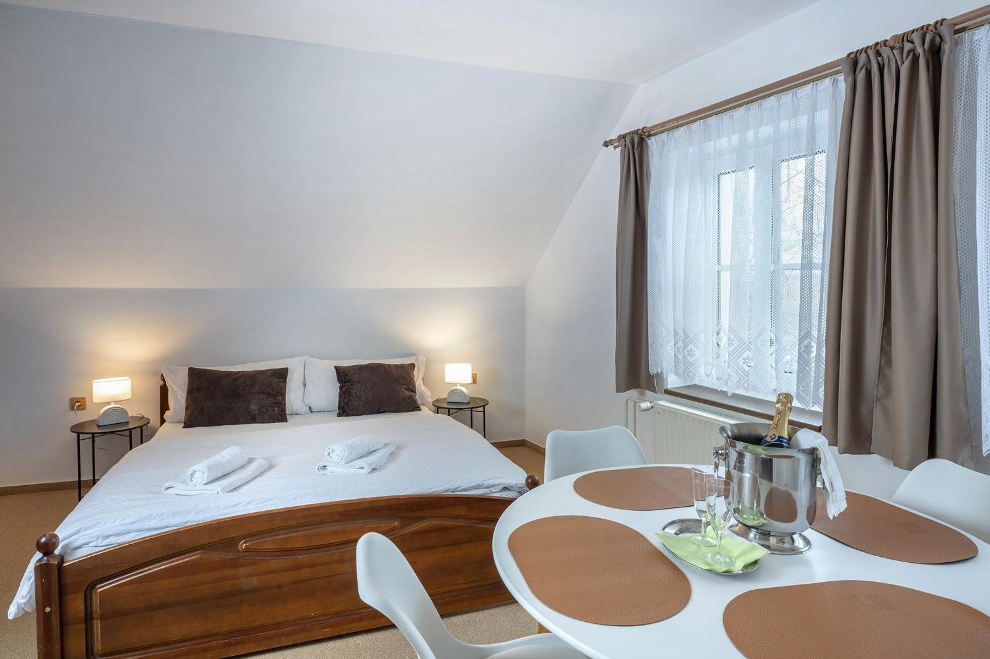 Rodinny Hotel Myslivna Тршебонь Екстер'єр фото