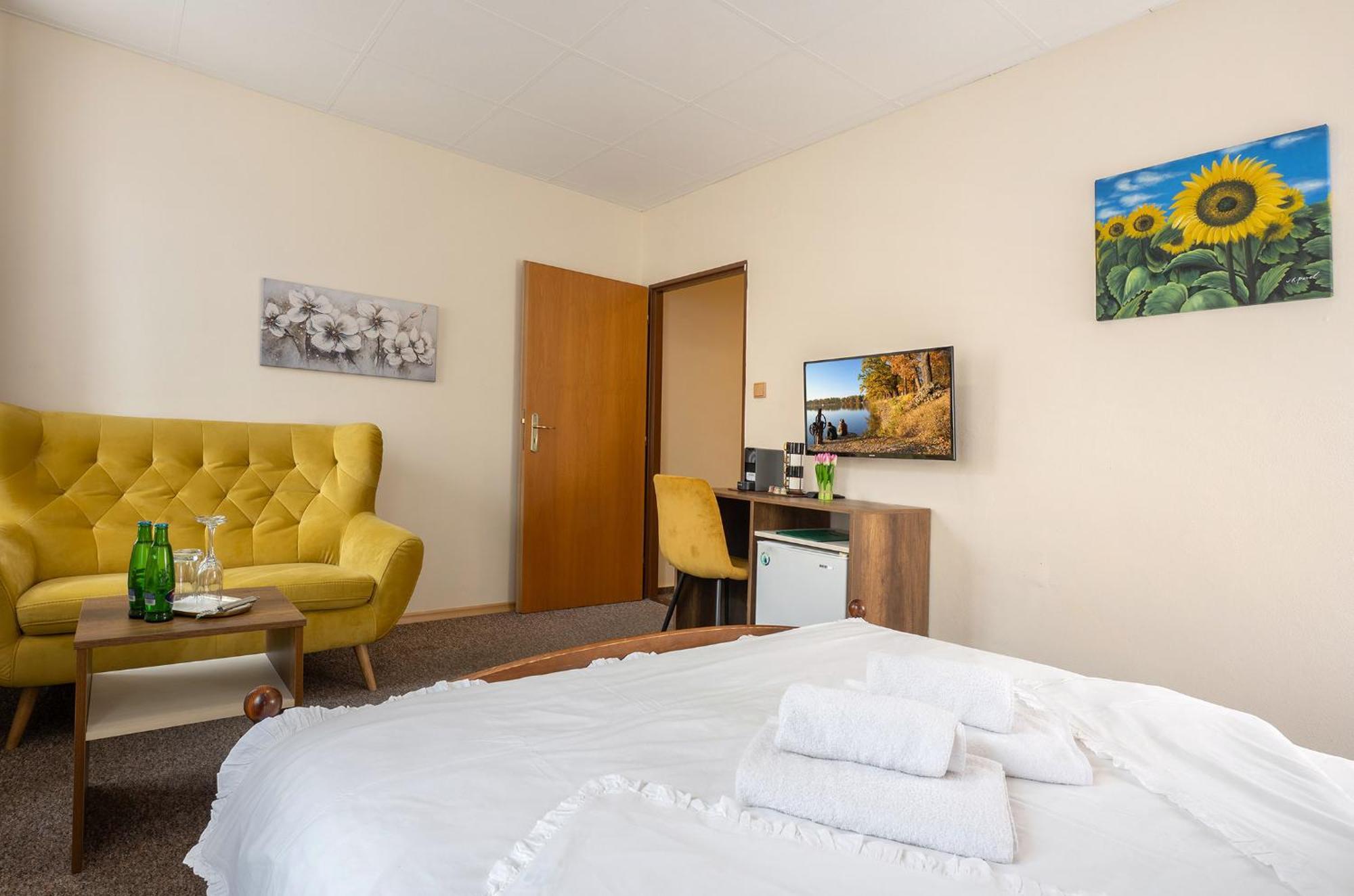Rodinny Hotel Myslivna Тршебонь Екстер'єр фото