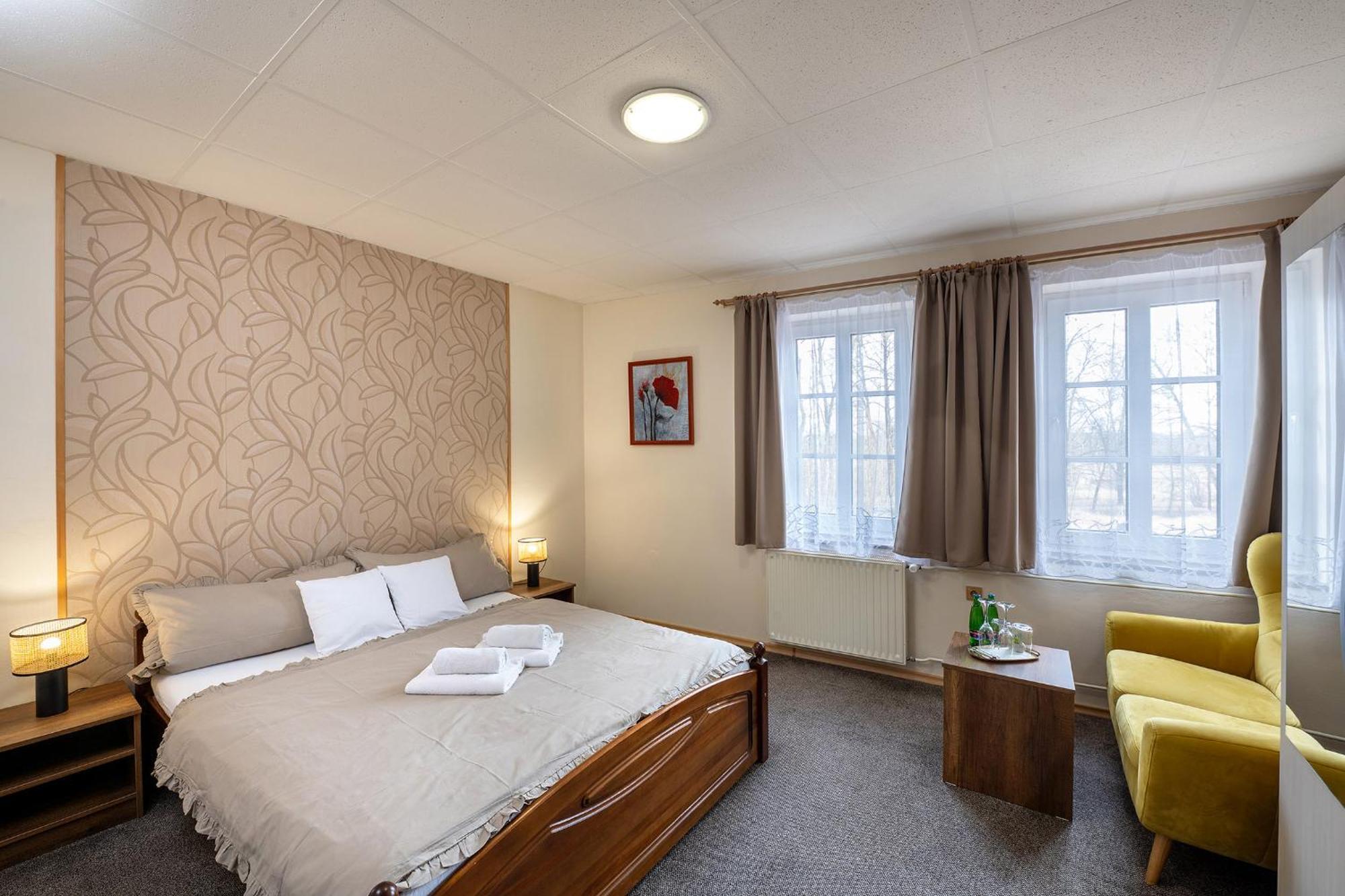 Rodinny Hotel Myslivna Тршебонь Екстер'єр фото